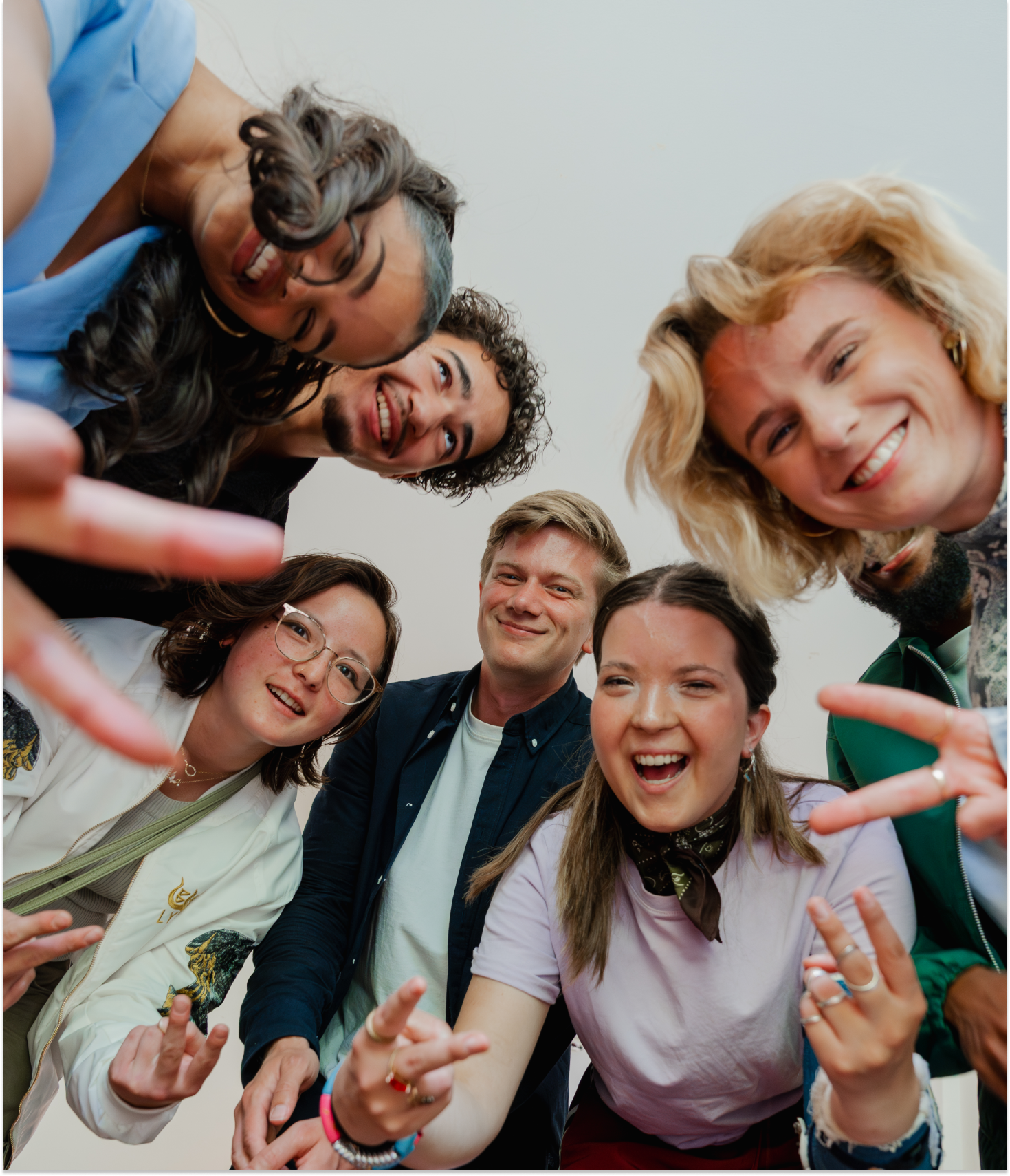 Groep jongeren poserend