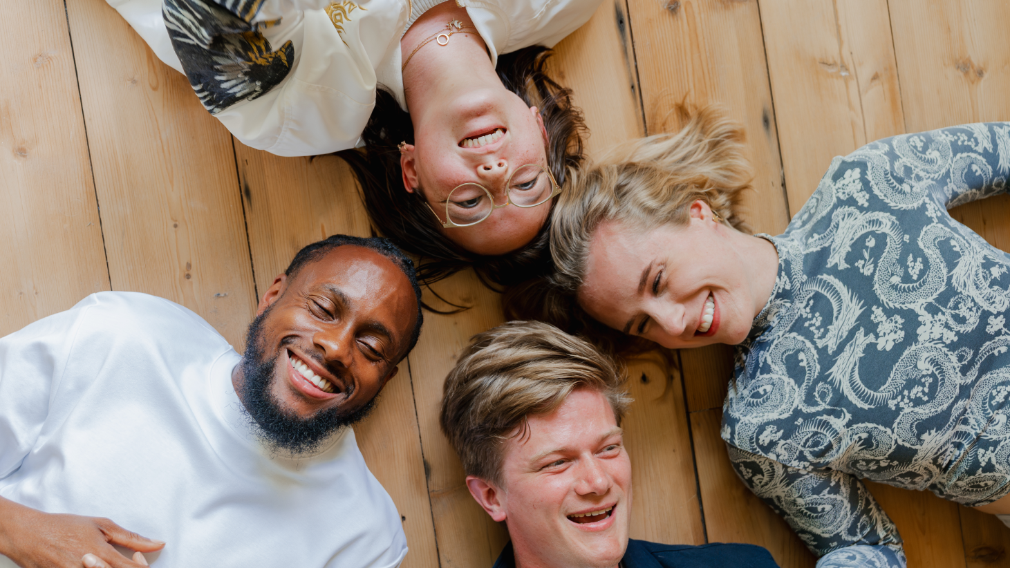 Jongeren op de grond lachend