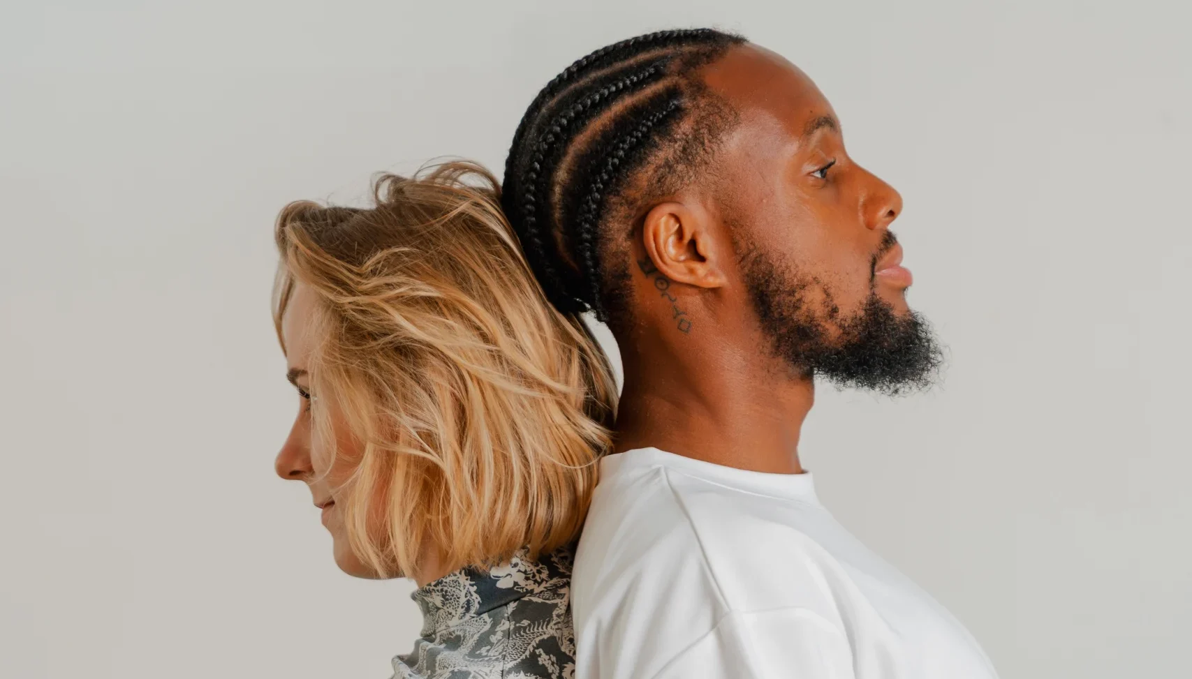 Jongeren met ruggen tegen elkaar