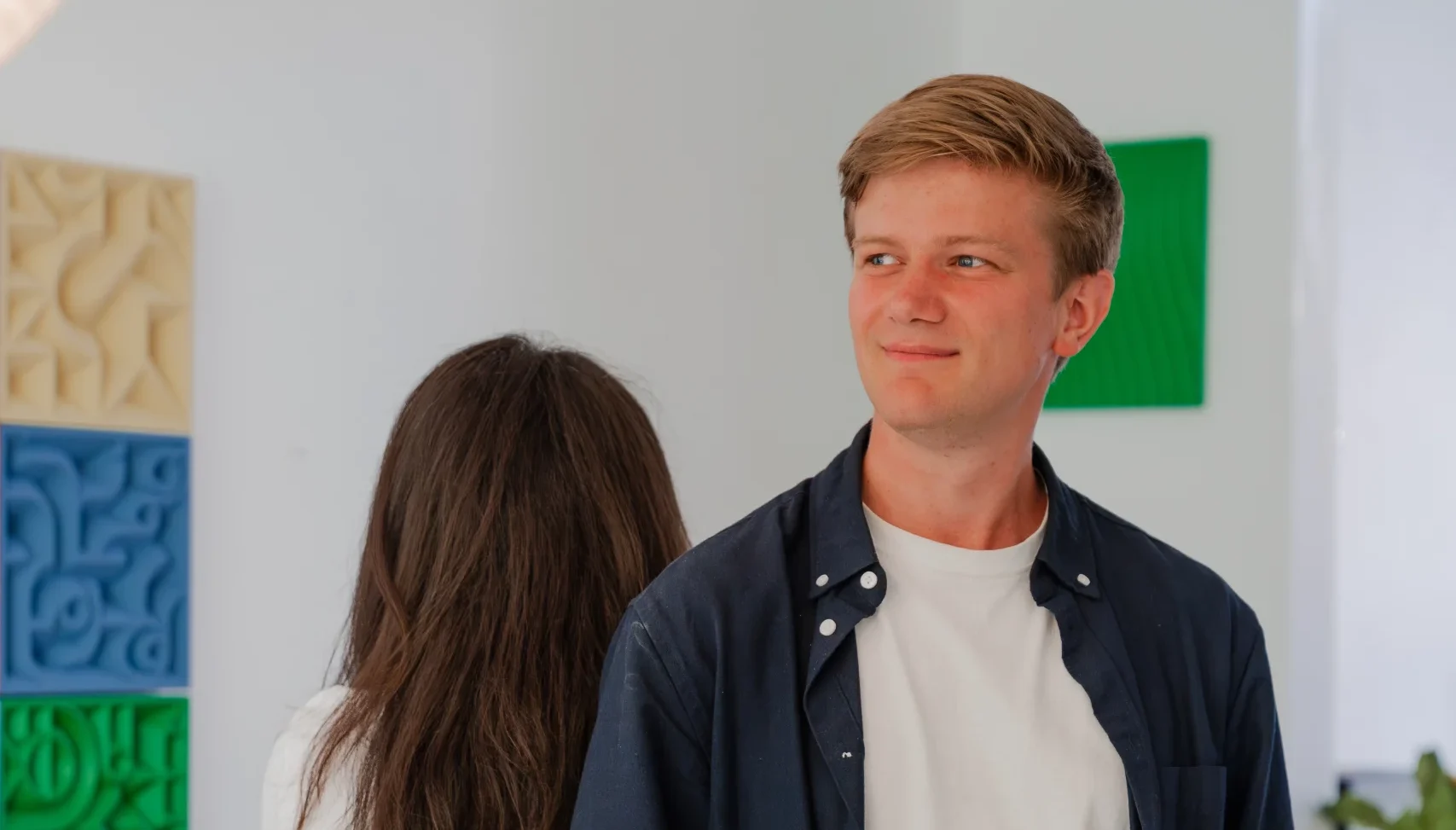 Jongere kijk in de verte